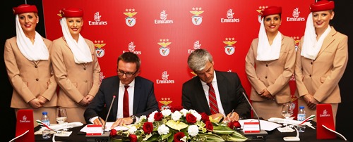 Hubert Frach, Vicepresidente Sénior de la División de Operaciones Comerciales de Emirates para Occidente, y Domingos Soares de Oliveira, Consejero Delegado del Benfica durante la firma del acuerdo