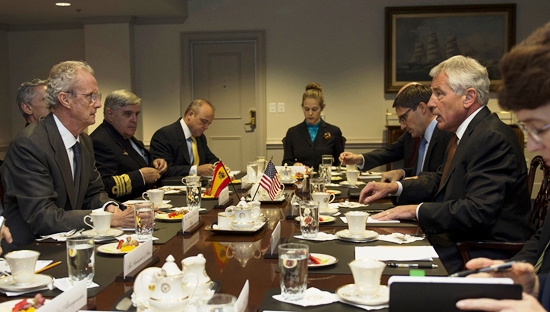 Morenés y Chuck Hagel, en primer término, durante la reunión en el Pentágono / Foto: Ministerio de Defensa