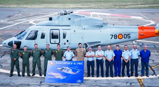 Foto de grupo junto al helicóptero Sikorsky S-76C con el que se alcanzaron las 50.000 horas de vuelo/ Foto: Ministerio de Defensa