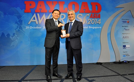 Hüseyin Ceyhan, Director Regional de la flota de mercancías de Turkish Airlines en Asia y el Pacífico, recogiendo uno de los premios.