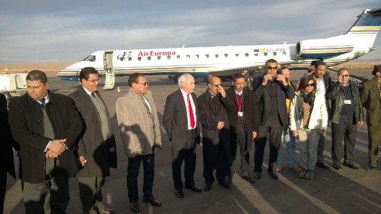 Autoridades marroquíes y representantes de Air Europa, tras llegar a Ouarzazate