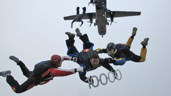 El militar paracaidista, celebrando su salto 10.000 / Ministerio de Defensa