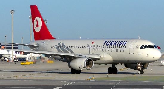 Airbus A320 de Turkish Airloines, en el Aeropuerto de Barcelona / Pere Escala