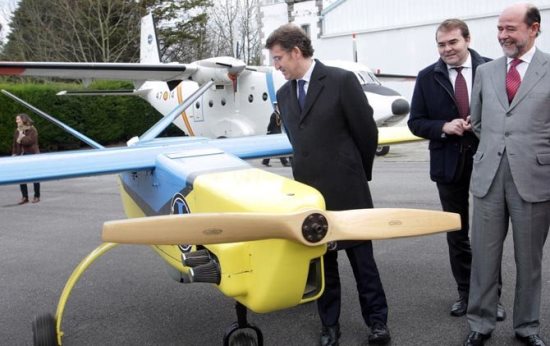 El político gallego examina un UAV diseñado por el INTA