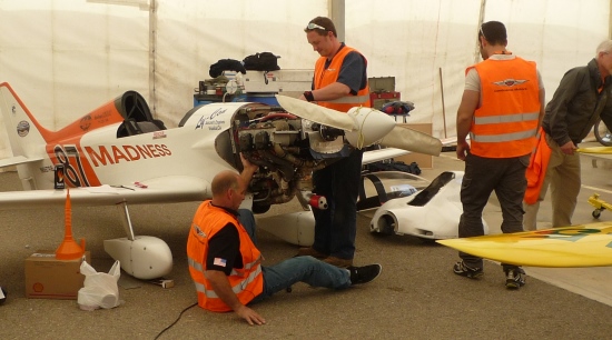 Mantenimiento a un avión participante en la Air Race de 2014