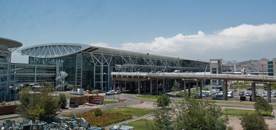 Terminal del Aeropuerto de Santiago de Chile / Wikipedia