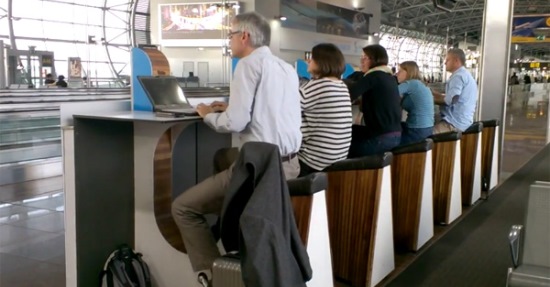Viajeros cojsultando sus ordenadores, en el aeropuerto de Amsterdam-Schiphol