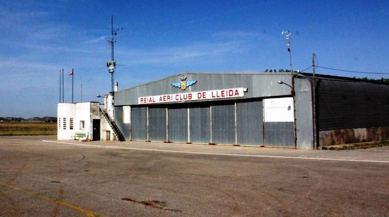 Hangar del Aero Club de Lleida en el aeródromo de Alfés