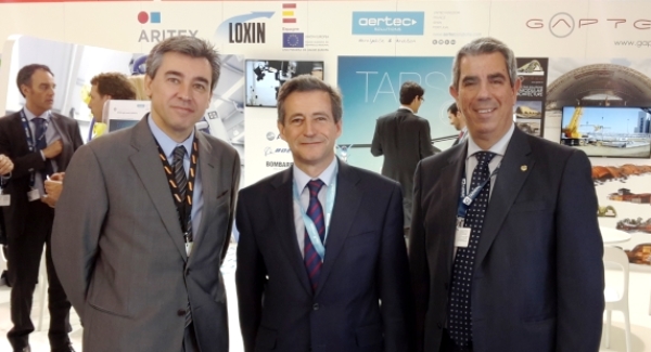 Alejandro Ibrahím, a la derecha, con Ignacio Eiriz COE de CTA (a la iquierda) Antonio Guillamón, CEO de AERTEC (en el centro)