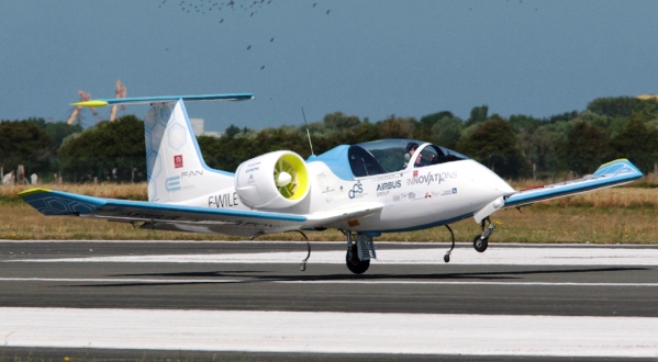El E-Fan, en el momento de aterrizar en el aeródromo de Calais / Foto: Grupo Airbus