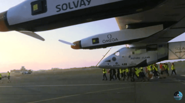 El Solar Impulse 2, en el aeropuerto de Ka
