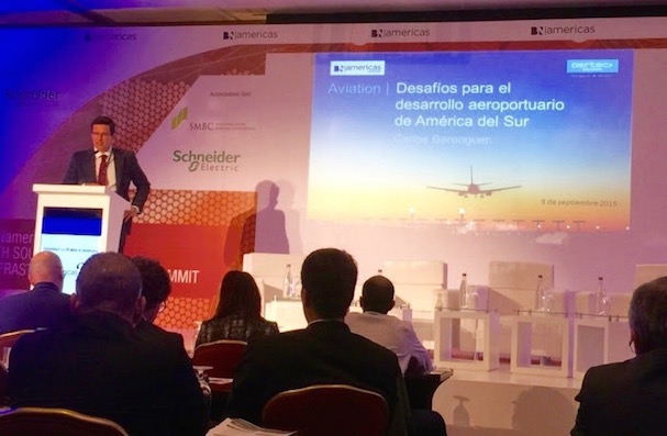 Carlos Berenguer, director de aeropuertos de AERTEC Solutions, durante su conferencia en el congreso.