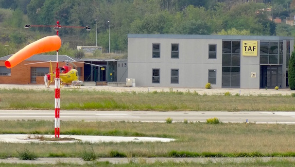 Edificio de una empresa dedicada a trabajos aéreos, en el Aeropuerto de Sabadell / JFG