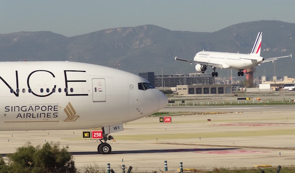 Un avión de Singapore espera su turno para despegar del Aeropuerto de Barcelona-El Prat / Foto: JFG
