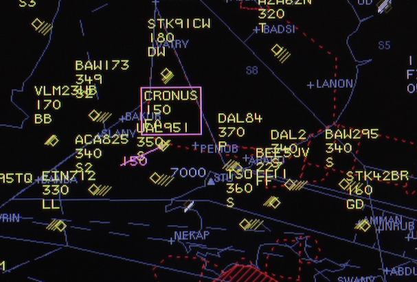 Captura de pantalla de control aéreo, en que «CRONUS 150» es el dron from the Air traffi...
