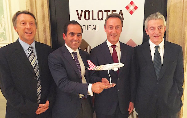 Directivos de Volotea y Airbus posan para oficializar el acuerdo / Volotea