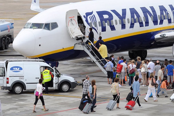 Pasajeros de un avión de Ryanair, en el Aeropuerto de Girona / Xavier Pou