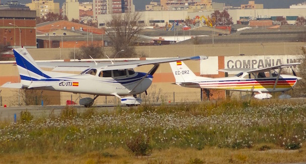 Dos aviones en la cabecera de pista del Aeropuerto de Sabadell / JFG