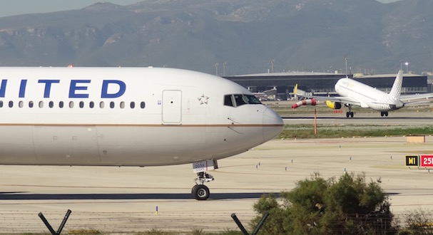Un avión de United Airlines aguarda turno para despegar del Aeropuerto de Barcelona