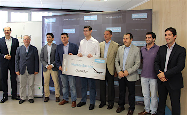 El ganador del premio, Vicente Escaño, junto a los responsables de AERTEC Solutions, la Universidad de Málaga y el PTA, organizadores de la iniciativa