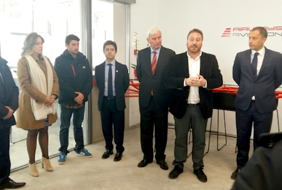 José Luis Soro, segundo por la derecha, durante la inauguración de la sede de Airways Aviation en Huesca / Gobierno de Aragón